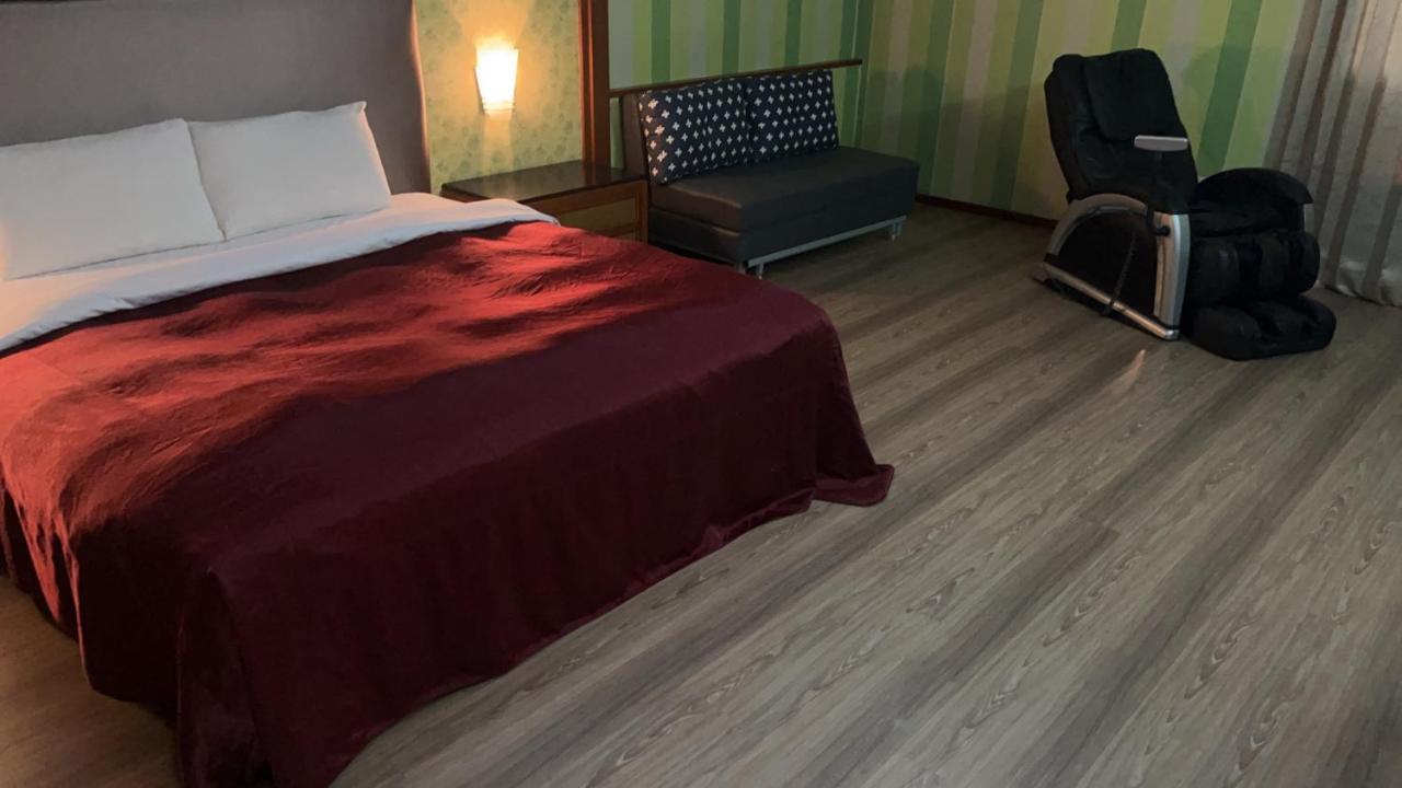 Hua Xiang Motel - Fengshan Kaohsiung Extérieur photo