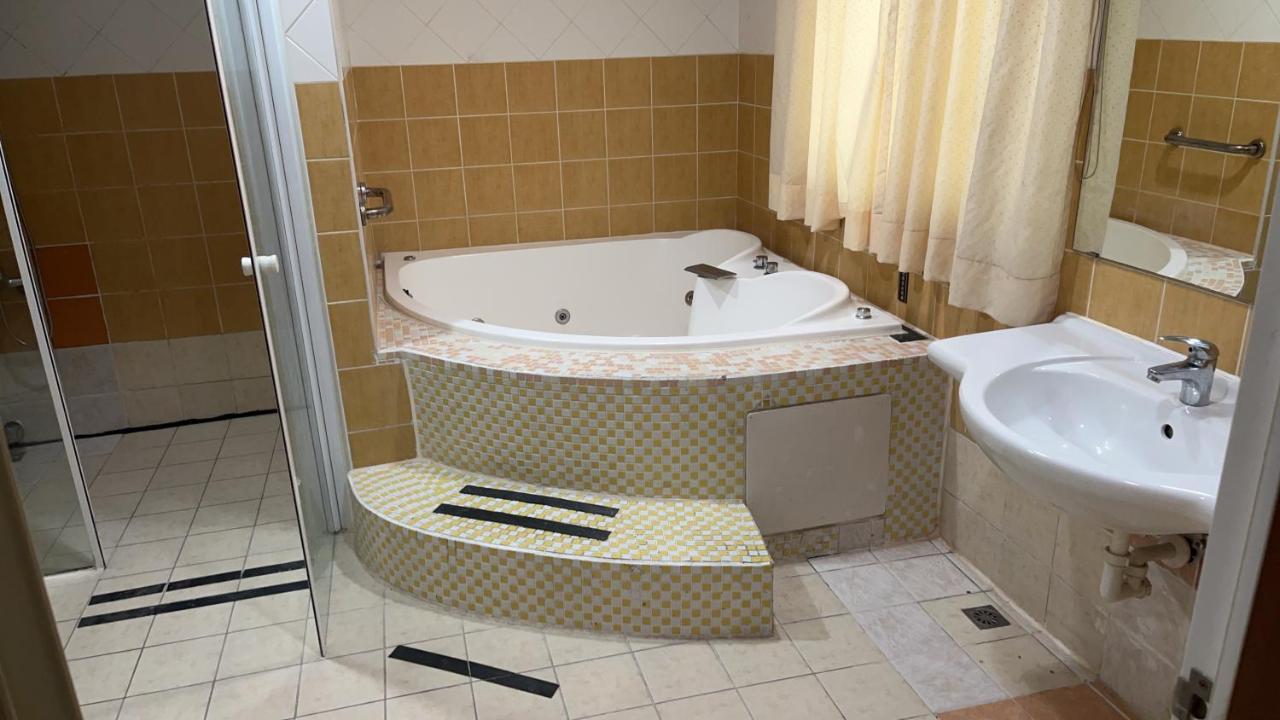 Hua Xiang Motel - Fengshan Kaohsiung Extérieur photo