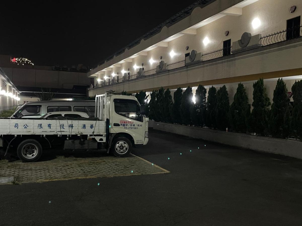 Hua Xiang Motel - Fengshan Kaohsiung Extérieur photo