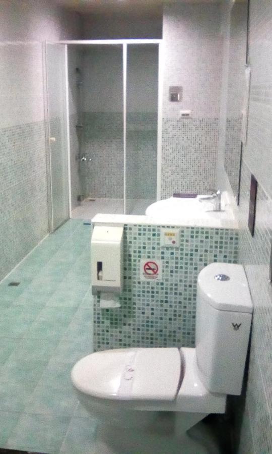 Hua Xiang Motel - Fengshan Kaohsiung Extérieur photo