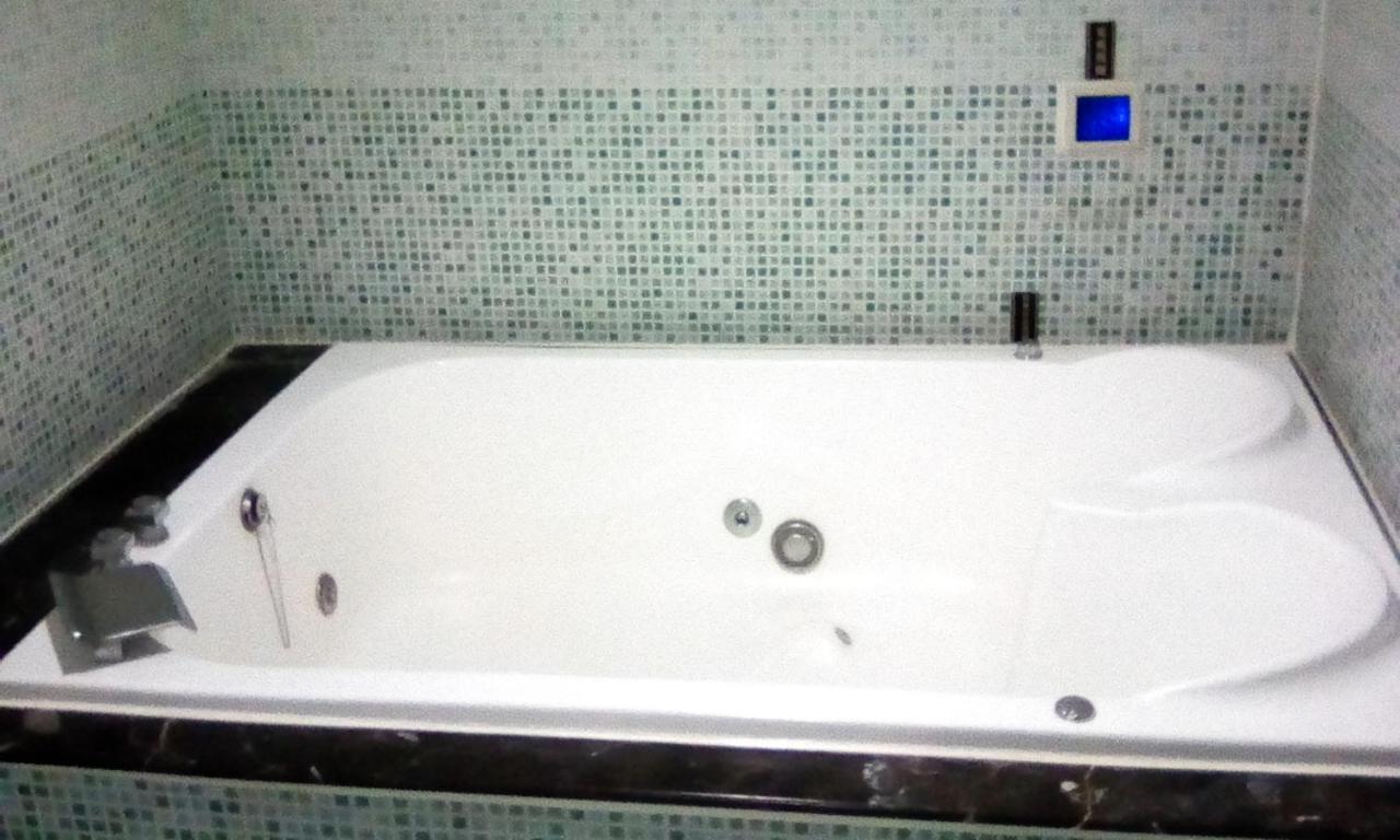 Hua Xiang Motel - Fengshan Kaohsiung Extérieur photo